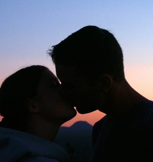 Beso de pareja