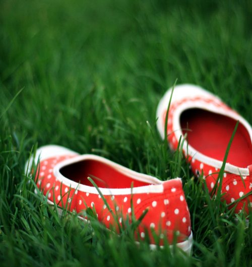 fondo de pantalla de amor: zapatos sobre la hierba